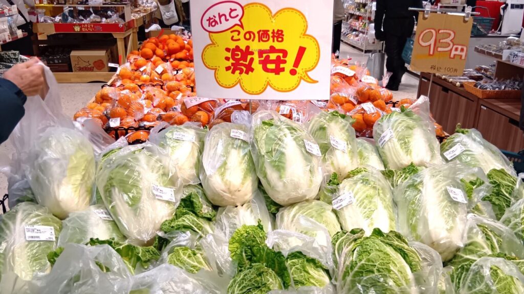 道の駅たのうらら「たのうら市場」白菜てんこ盛り、激安93円に群がる客達の画像。