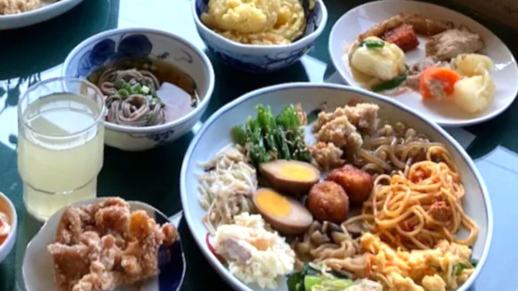 バイキング料理を目一杯皿に盛り付け。全種類食べるぞーと、少しづつ隙間なく乗せました!キンキンに冷えた梅みつ。甘酸っぱくてウマウマです。飲み物も全種類テーブルに!