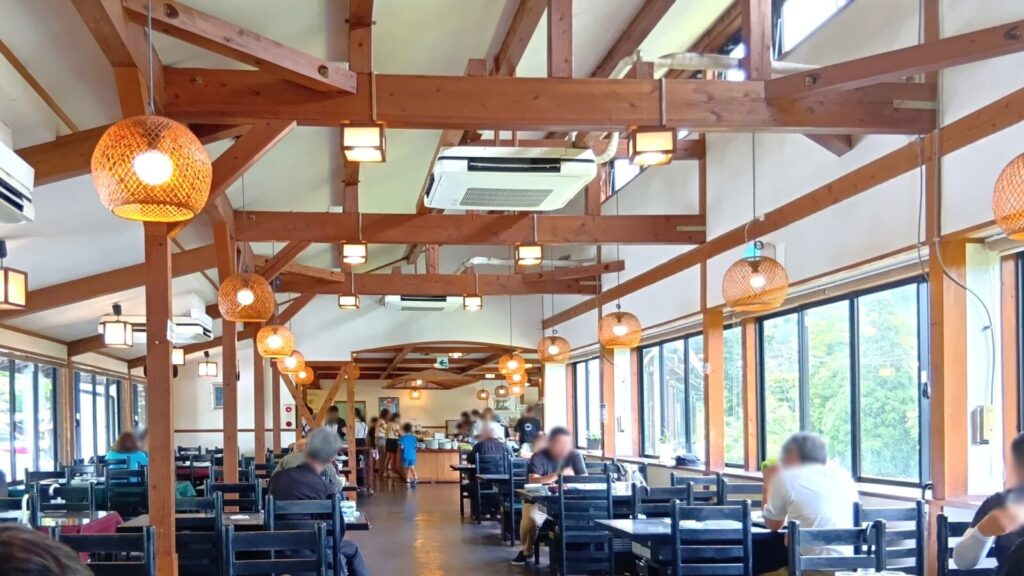 木の花ガルテン大山本店の店内。窓が大きく広い為、景色がよくみえる。山の上のログハウスみたい。