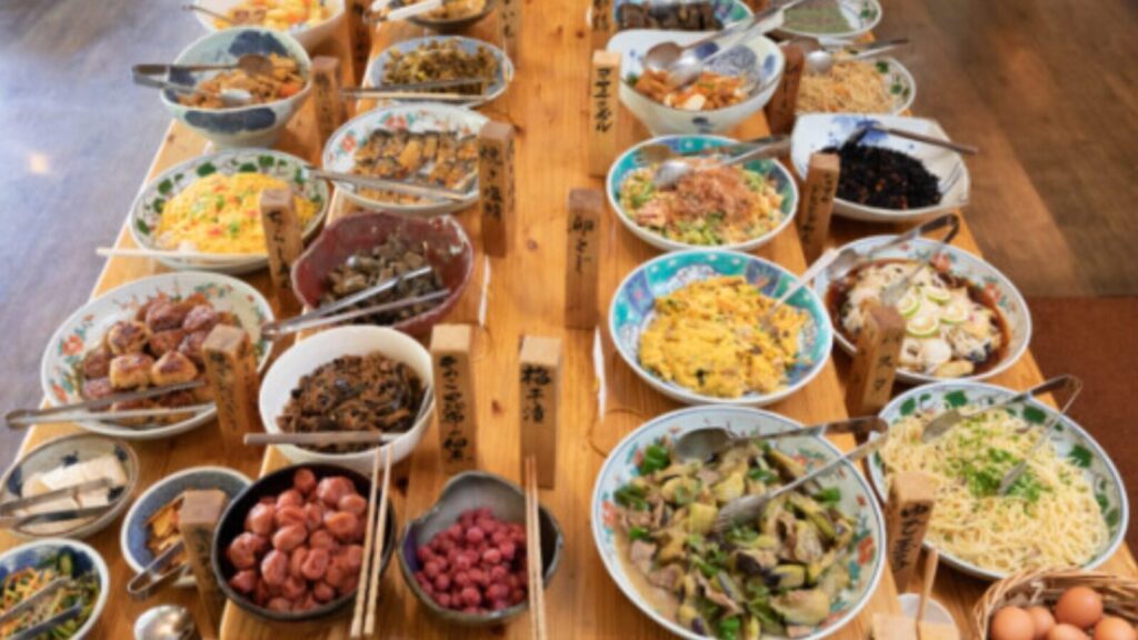 バイキング料理がずらりと並ぶ様子。