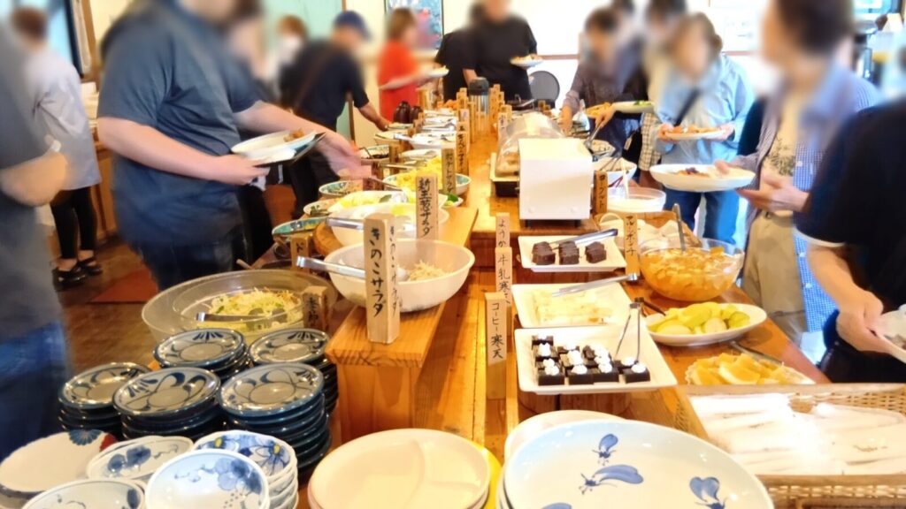 バイキングがスタートするやいなや、一斉に料理に群がる人々。"筆者はる"は、どこから取って良いか分からず皿の前で立ち尽くしてます。