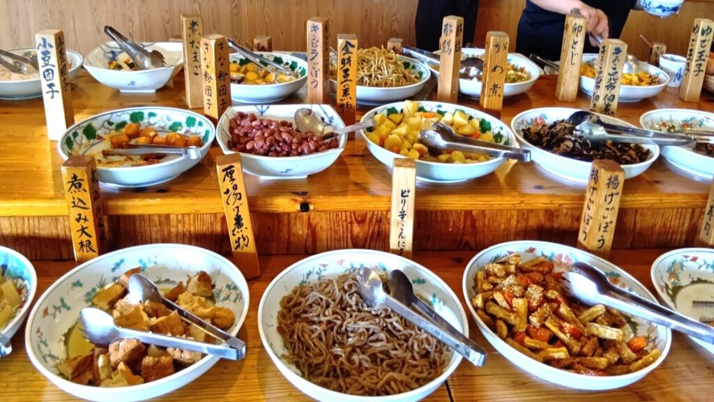 木の花ガルテン大山本店の料理の数々。この日は、80種類程が並んでいるが、夏は100種類程に増え、デザートにスイカが出る事も!