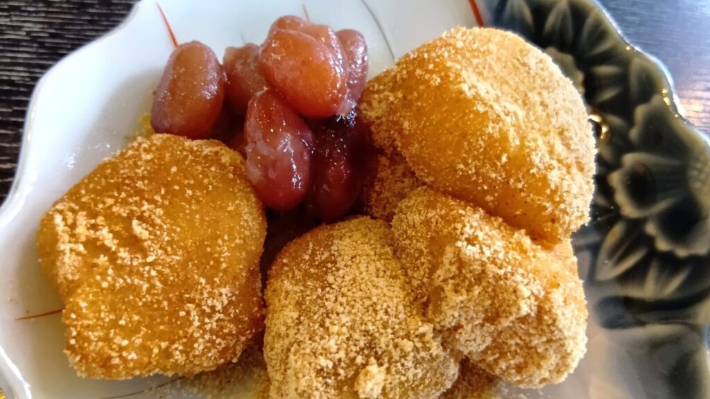 田舎のおやつ!きな粉団子と金時豆の煮物が、私的には1番おいしかったデザート。どアップで写真撮りました。