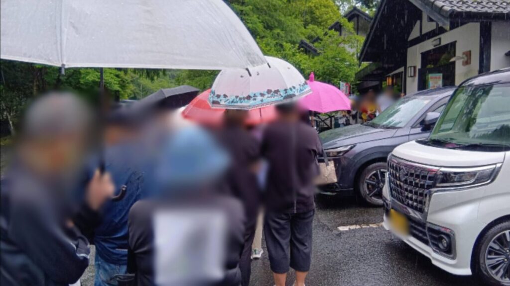 開店前に木の花ガルテン大山本店前に並ぶ行列。