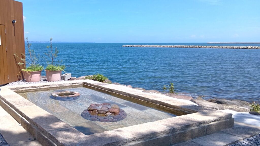 別府のSHONIN PARK（上人ヶ浜公園）足湯。青い空と青い海を見ながらの足湯