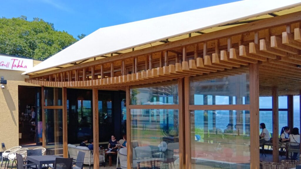 SHONIN PARK - グリルタッカの外観。全面窓ガラスなので、店内を通り越して海まで見えてしまう。