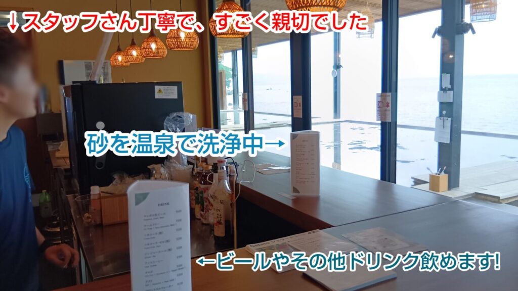 別府のSHONIN PARK（上人ヶ浜公園）で開催される1周年記念Sand spa別府海浜砂湯について教えてくれる店員さん。かぼす風呂イベントあり