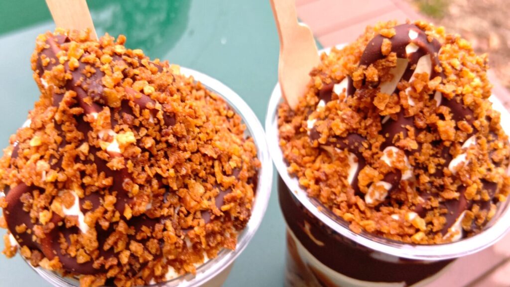 SHONIN PARK 内にある、Earth Sweets。ブラックモンブランソフトクリームを上から見るとチョコソースとザクザクパフがたっぷり!見ただけで美味しそう!と分かる。