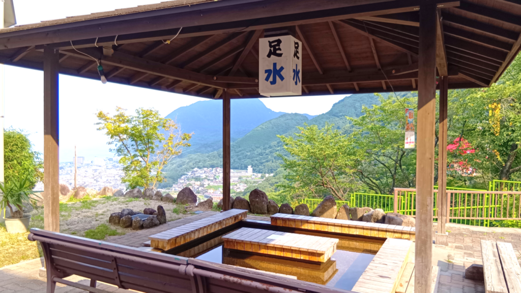 足湯。無料。景色が良くて気持ちいい!
