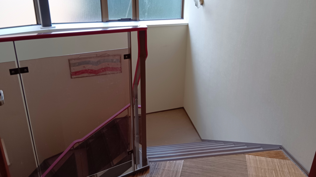 温泉「絶景の湯」1階から2階にあがる階段。真っ裸なので、ちょっと恥ずかしい