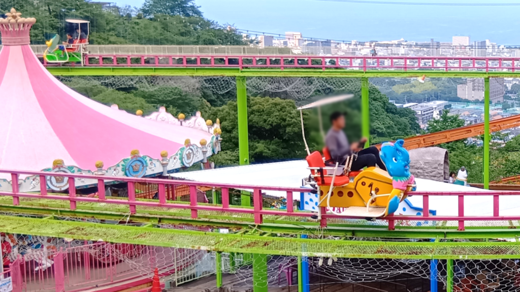 サイクルモノレール。筆者はる、大好きなアトラクション。結構長く楽しめて、絶景を見ながらのんびりこいでます。