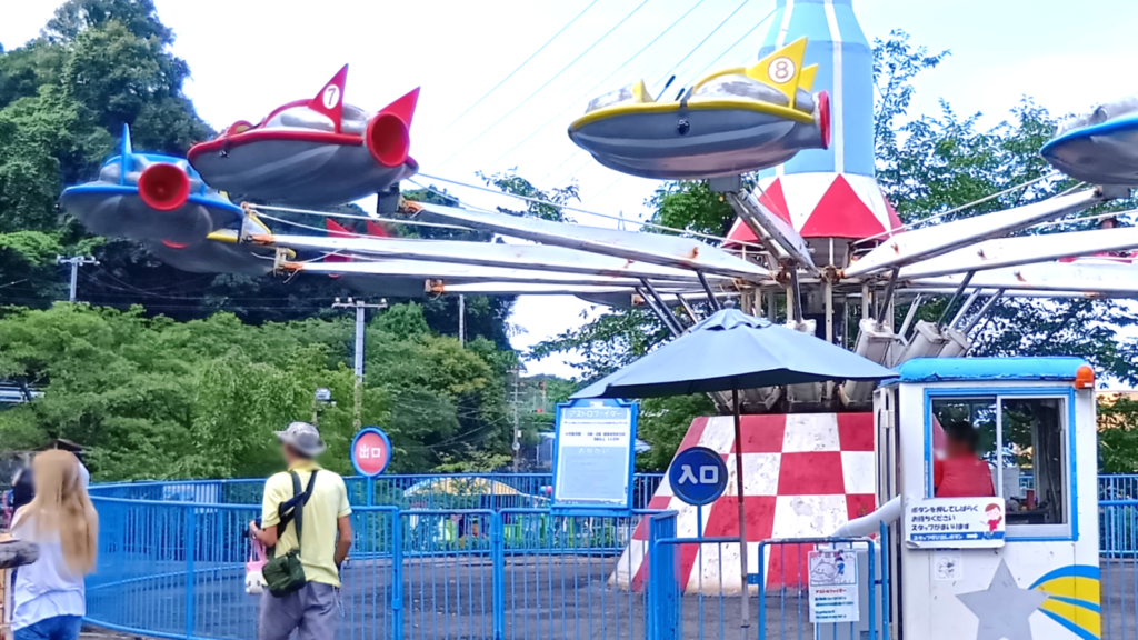 アストロファイター。0歳〜2歳まででも保護者同伴で乗れるアトラクション。