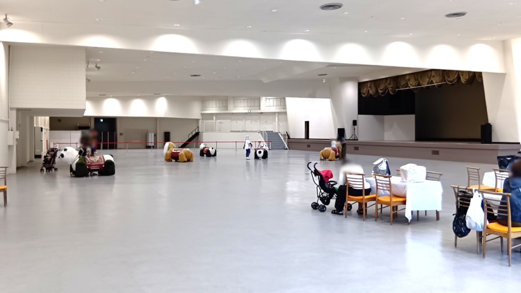 1500名収容できる広いイベントホール。エアコンが効いていて、皆が休憩していました。子供達は、100円で動くパンダに乗ってはしゃいでいた。