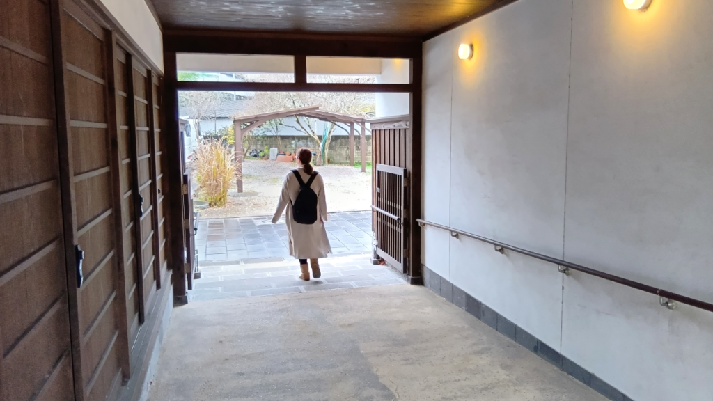 城下町臼杵を巡る定番コースを歩く友達。次回予告「城下町臼杵」