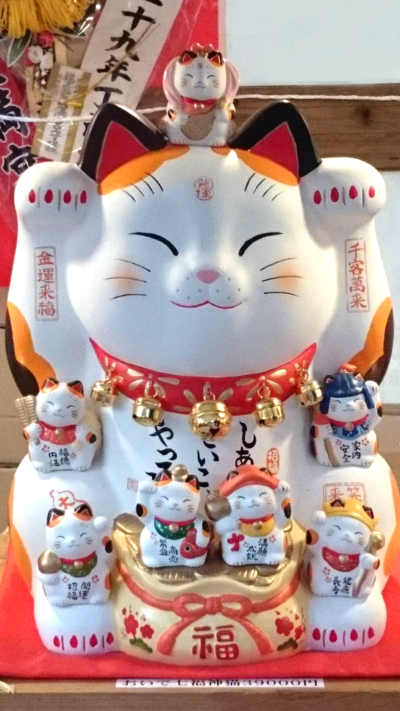 赤猫神社に昔売られていた巨大赤猫の招き猫。ご利益大きそうだと、スマホの待受画像にし「マツコデラックス」と名前をつけた