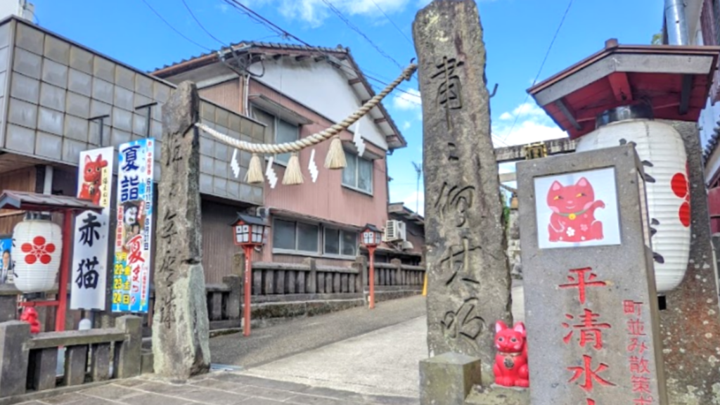 臼杵、赤猫神社「福良天満宮」入り口。招き猫がいるので、すぐ分かります!